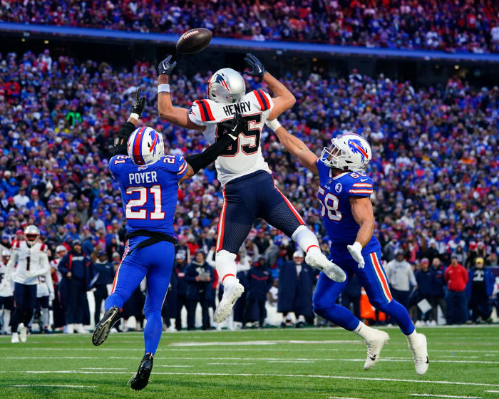 New England Patriots tight end Hunter Henry (85) attempts to make a catch as Buffalo Bills safety Jordan Poyer defends him from behind